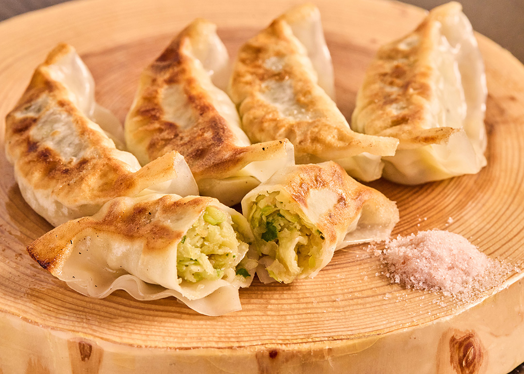 岩塩で食べる 甘み溢れる薄皮野菜餃子